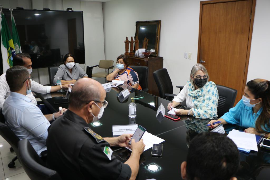 fatimabezerra's tweet photo. #Agenda 

Governadora recebe o deputado Kleber Rodrigues e o prefeito de Lagoa de Pedras, Guilherme Affonso, para tratar de demandas do município nas áreas de infraestrutura, segurança pública e saúde. 

📸Vini Leão 
#EqupeFB https://t.co/zLTE32PhQA
