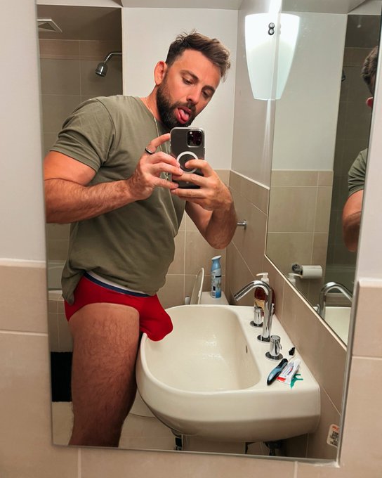 Mirror mirror on the wall&hellip;. https://t.co/BMTGcUt3YU