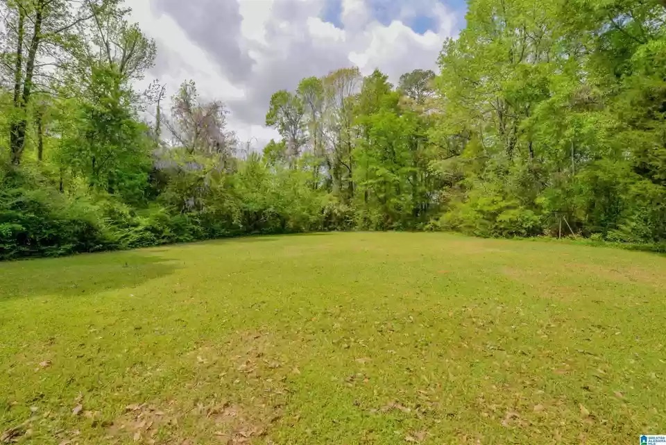 AndrewJBoneRE's tweet photo. Looking for terrific #investment property less than 2-miles from #Alabama campus in #Tuscaloosa? 4BR/2BA brick home w/hardwood floors, new stainless appliances, quartz countertops & metal roof. Nearly an acre of land! #ajbreg 205-531-5577 #gameday #RollTide $285K! https://t.co/pyyklogcgT