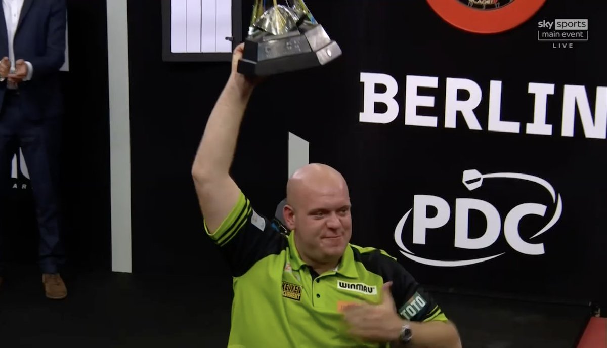 HighRollerRadio's tweet photo. It's a heavy trophy!
275,000 pounds.
#Darts #PremierLeagueDarts #SixTime https://t.co/Xnb1jUovnv