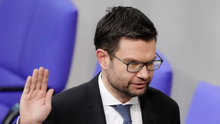PsychedeLea's tweet photo. @MarcoBuschmann "Hiermit schwöre ich, @MarcoBuschmann, die Prohibition im höchsten Maße weiterzuführen und trotzdem regelmäßig über Menschenrechte zu twittern. 
#Arschkontrolle forever" https://t.co/jpfCR9SD9M
