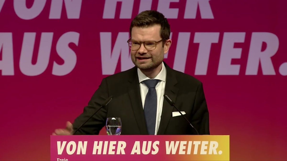 PsychedeLea's tweet photo. @MarcoBuschmann "Hiermit schwöre ich, @MarcoBuschmann, die Prohibition im höchsten Maße weiterzuführen und trotzdem regelmäßig über Menschenrechte zu twittern. 
#Arschkontrolle forever" https://t.co/jpfCR9SD9M