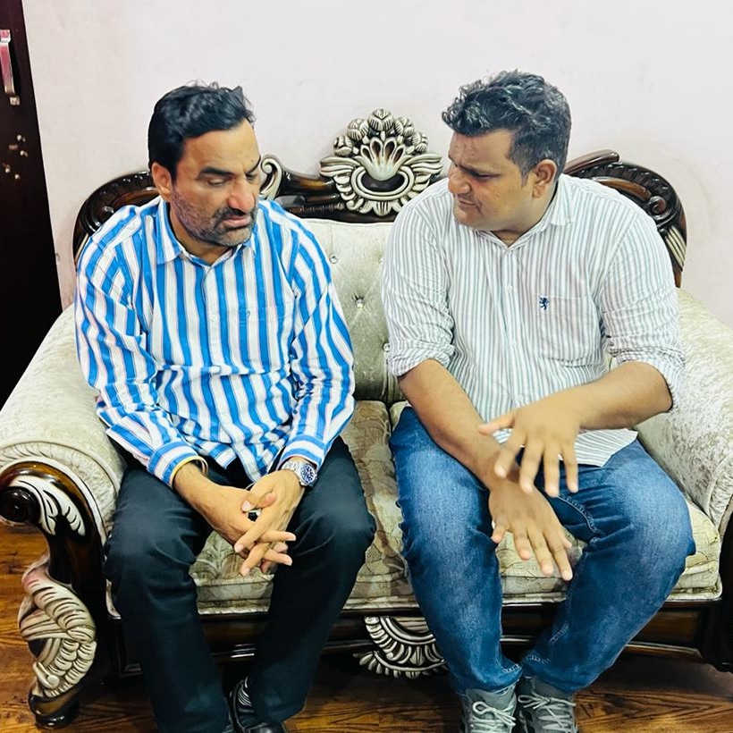 वक्त से लड़कर जो नसीब बदल दे,
इंसान वही जो अपनी तकदीर बदल दे,
कल क्या होगा कभी मत सोचो!
क्या पता कल वक्त खुद अपनी तस्वीर बदल ले।
<a href="/hanumanbeniwal/">HANUMAN BENIWAL</a>