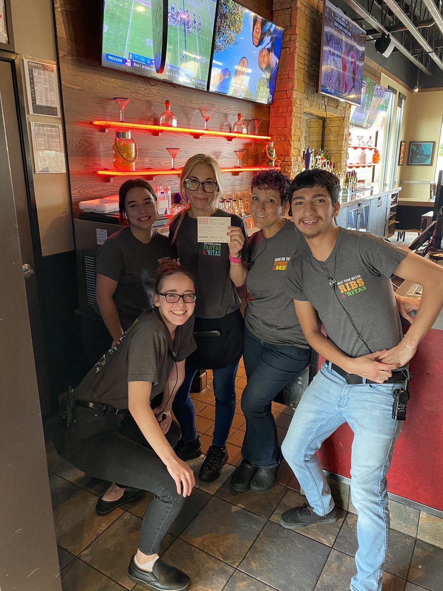 BamBamKota25's tweet photo. We got a huge shoutout to our bartender Lindsi for hitting 100% server attentiveness and 0% GWAP and also hitting her one year with Chili’s were super proud of you ‼️‼️‼️ #TeamSantaFe #Chilislove #Superstar  @Robcinsf @Mikwhittington @JoeSing50728300 @JBarraza6 https://t.co/mo6k2zRx7p
