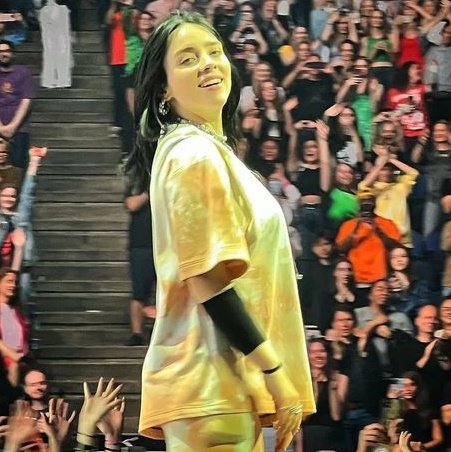 💭 (@safseilish) on Twitter photo she is so precious, billie eilish. she is so precious, billie eilish.