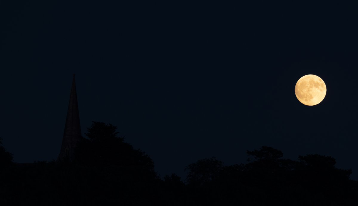 CarbonRobot's tweet photo. Tonight's Moon. Low down and quite hazy. Not yet full but close to the Strawberry. #moon #lunar #fullmoon #notfullmoon #moonhour https://t.co/hsQFX7HYIg