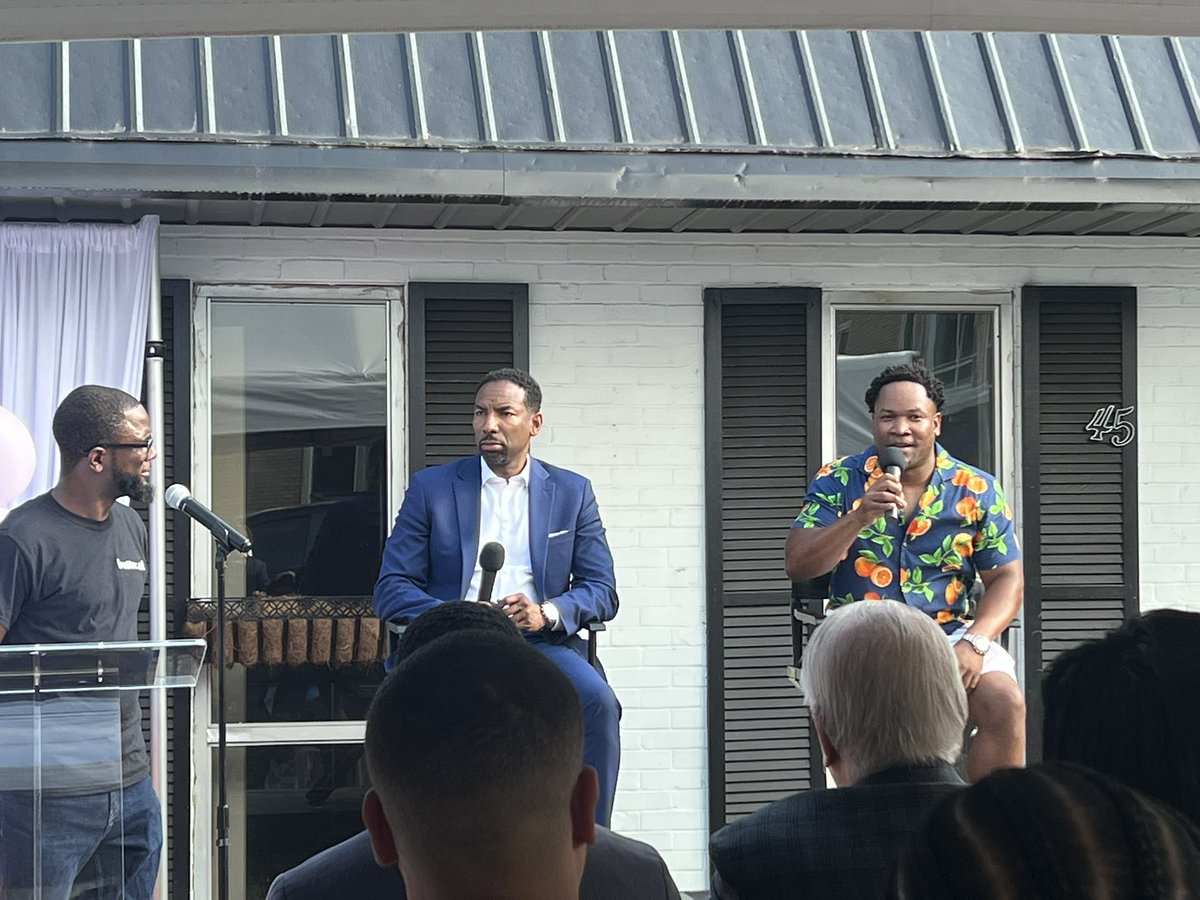 AtownBrown's tweet photo. The mayor of Atlanta @andreforatlanta is here to christen the Atlanta Blockchain Center @AtlantaChain during their ribbon cutting. 

Market might be down but my city is up https://t.co/2gPk4RdGxv