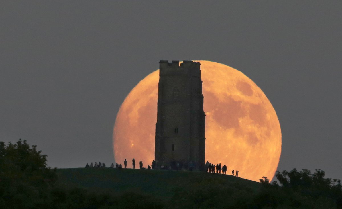 Cloud9weather1's tweet photo. June'22 #StrawberryMoon rising over Glastonbury Tor this evening  @StormHour https://t.co/IuP0lYVXiO