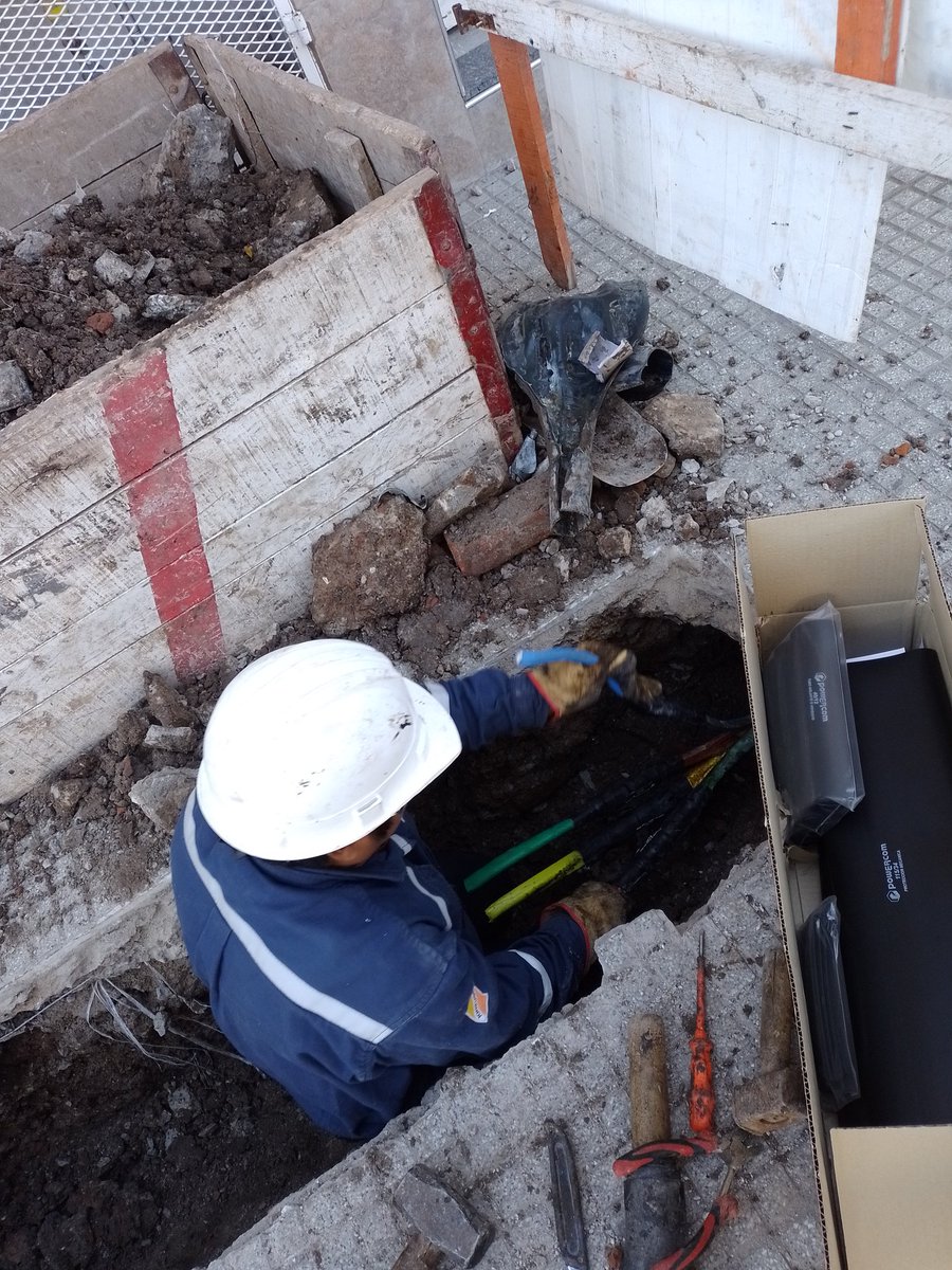 HectorN03153374's tweet photo. #EQUIPODGGIS acompañando la cuadrilla de edesur se realizó cambio de tramo de cable ligado subterráneo así volviendo el suministro con normalidad a mza1 #Barrio20 
@mrgospedini 
@Salas_Gabriel 
@MariaMigliore 
@gabimraida https://t.co/JQh1zKZqXo