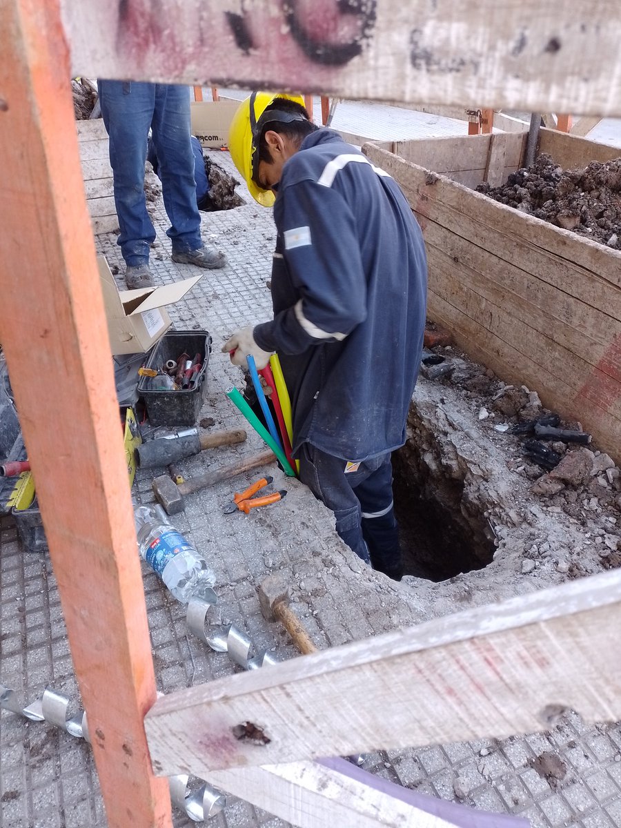HectorN03153374's tweet photo. #EQUIPODGGIS acompañando la cuadrilla de edesur se realizó cambio de tramo de cable ligado subterráneo así volviendo el suministro con normalidad a mza1 #Barrio20 
@mrgospedini 
@Salas_Gabriel 
@MariaMigliore 
@gabimraida https://t.co/JQh1zKZqXo