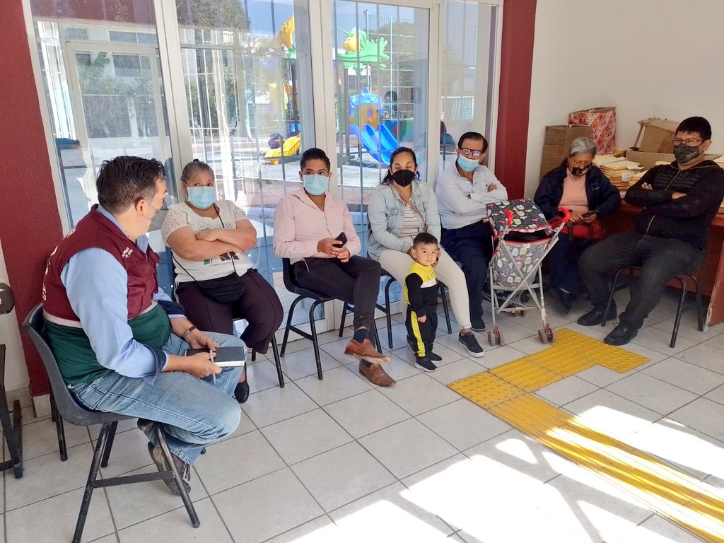 Samuel Cervantes, Director de Atención Territorial, atiende a familias damnificadas en #Iztapalapa, para explicarles el proceso de atención con Asesoría Técnica del <a href="/INVICDMX/">INVI CDMX</a>. #19S.