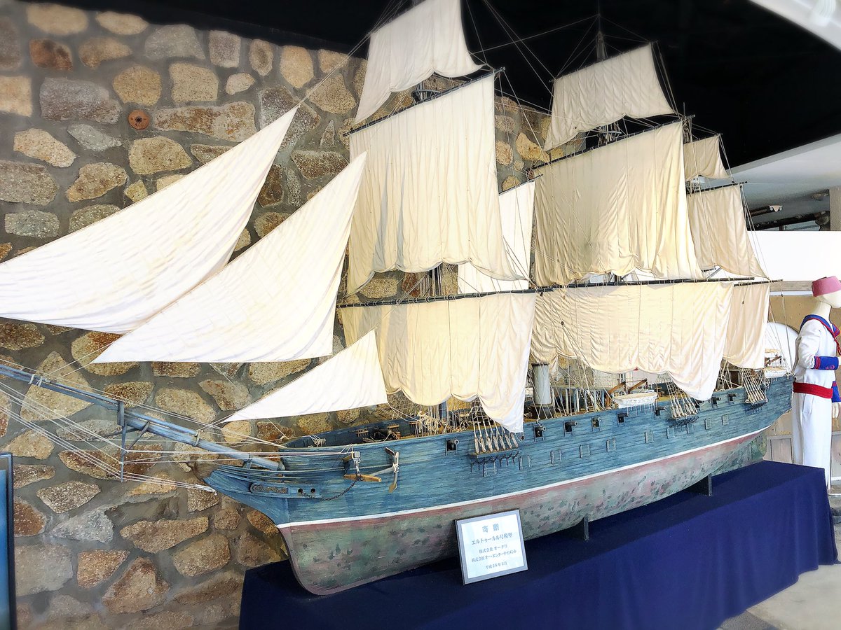 O46p9's tweet photo. ���からおよそ130年前の1890年に、トルコの軍艦｢エルトゥールル号｣がここ串本沖で遭難し500名以上が亡くなりましたが、串本の人々の献身的な救護で奇跡的に69名が助かります。それから90年後の1980年、今度はトルコが多くの日本人を救ってくれるのです。トルコ🇹🇷と日本🇯🇵の絆を知り、感動しました。 https://t.co/RwQae8VFKz