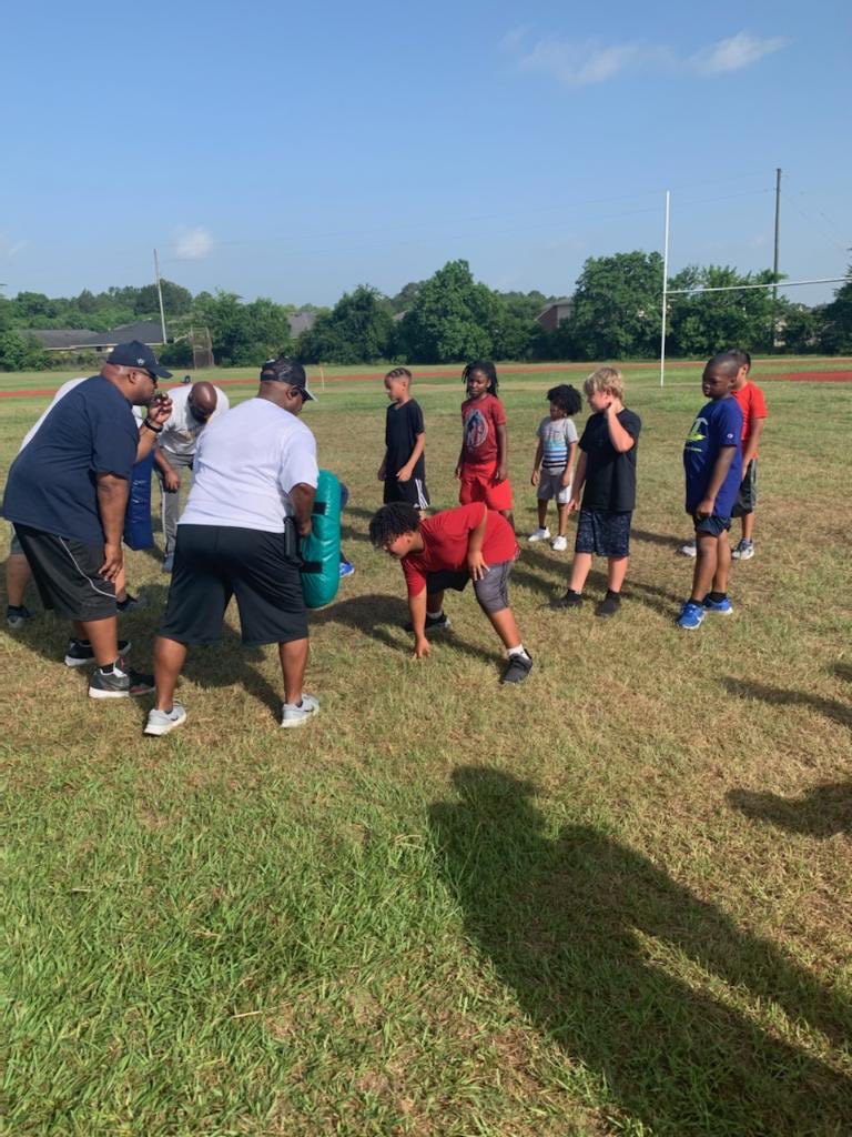 The 3-Point Stance from Day 1 of the Warriors🏈Camp for our elementary kiddos⬇️⭐️🎯 ⁦<a href="/TwinCreeksMS1/">Twin Creeks Middle School</a>⁩  ⁦<a href="/SpringFootball/">Spring Lions HS Football</a>⁩ ⁦<a href="/DerrellOliver/">Coach Derrell Oliver</a>⁩ ⁦<a href="/SISDAthletics/">SISD Athletics</a>⁩