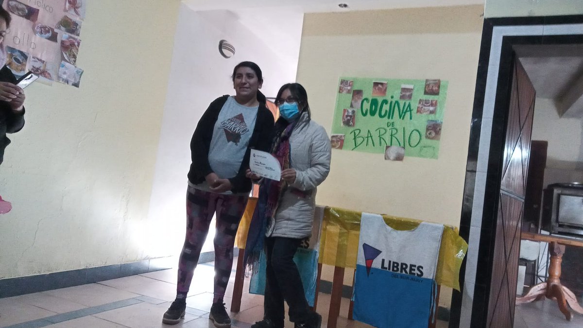 LibresDelSurJuy's tweet photo. Visita de los compañeros de comunicación a Cocina de Barrio, en el barrio Progreso. Se realizó la entrega de certificados!!!!
#Barriodepie #Libresdelsur #Jujuy https://t.co/UEPgQ8bw8I