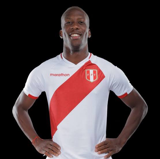 SalvadorHeresi's tweet photo. Un abrazo para @luisadvincula17 !! Esto es fútbol. Se gana y se pierde querido Lucho. Más bien todo el Perú 🇵🇪 te agradece el pundonor y las alegrías. Nos tocó perder pero los buenos hinchas estamos en las buenas y en las malas. #ArribaPeruCarajo #Advincula #fuerza https://t.co/XBkdBR7IdX