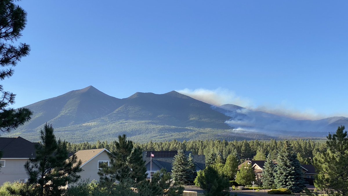 Evening humidity really helped by end of day (right) compared to middle (left) when the fire really blew up. Burning on the East face of Fremont; winds still blowing #PipelineFire