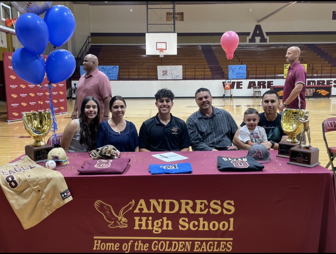 aaronbazan8's tweet image. COMMITTED TO @SoMtnBaseball
Thank you to God, my Family, Friends and coaches who’ve helped me and supported along the way. Go Cougars! @Gillum13 @EddieBazan3 @AHSGoldenEagles @mattreed2122 @Fchavezeptimes @Prep1USA @Prep1Recruits @LBKBaseballAcad
