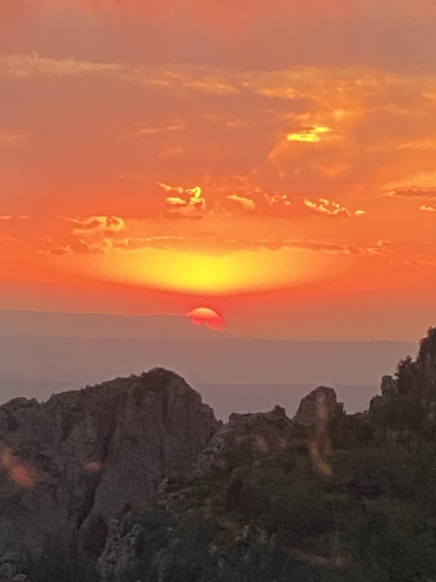 icubraindoc's tweet photo. Sunset from 10,000 feet at the peak of the Sandia Mountain … what a view … https://t.co/lLXbCT7Mbw