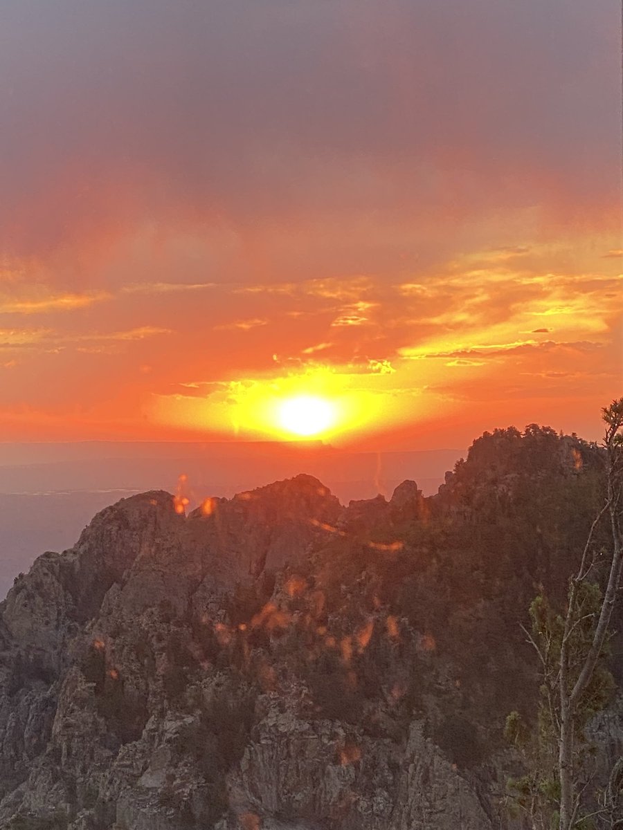 icubraindoc's tweet photo. Sunset from 10,000 feet at the peak of the Sandia Mountain … what a view … https://t.co/lLXbCT7Mbw