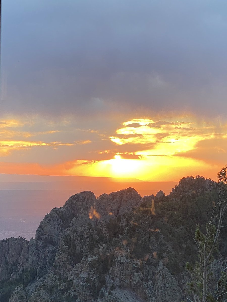icubraindoc's tweet photo. Sunset from 10,000 feet at the peak of the Sandia Mountain … what a view … https://t.co/lLXbCT7Mbw