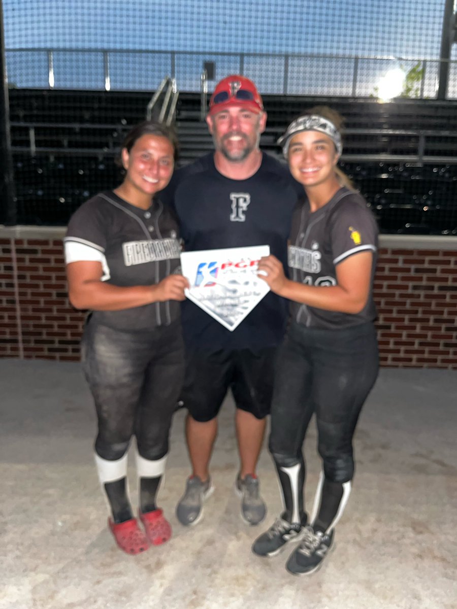 AydenStone4's tweet photo. Happy World Softball Day!!♥️🥎
@FirecrackersWa1 🧨💥
@PGFnetwork @lillyg_00 @CrystaDuenas @BrazillBrooke @_BrynnGentry @LexyKay14 @arissahgarza5 @paige_1551 @GraceDias20 @jackie_alday 
#LastRide https://t.co/66acrHCA2r