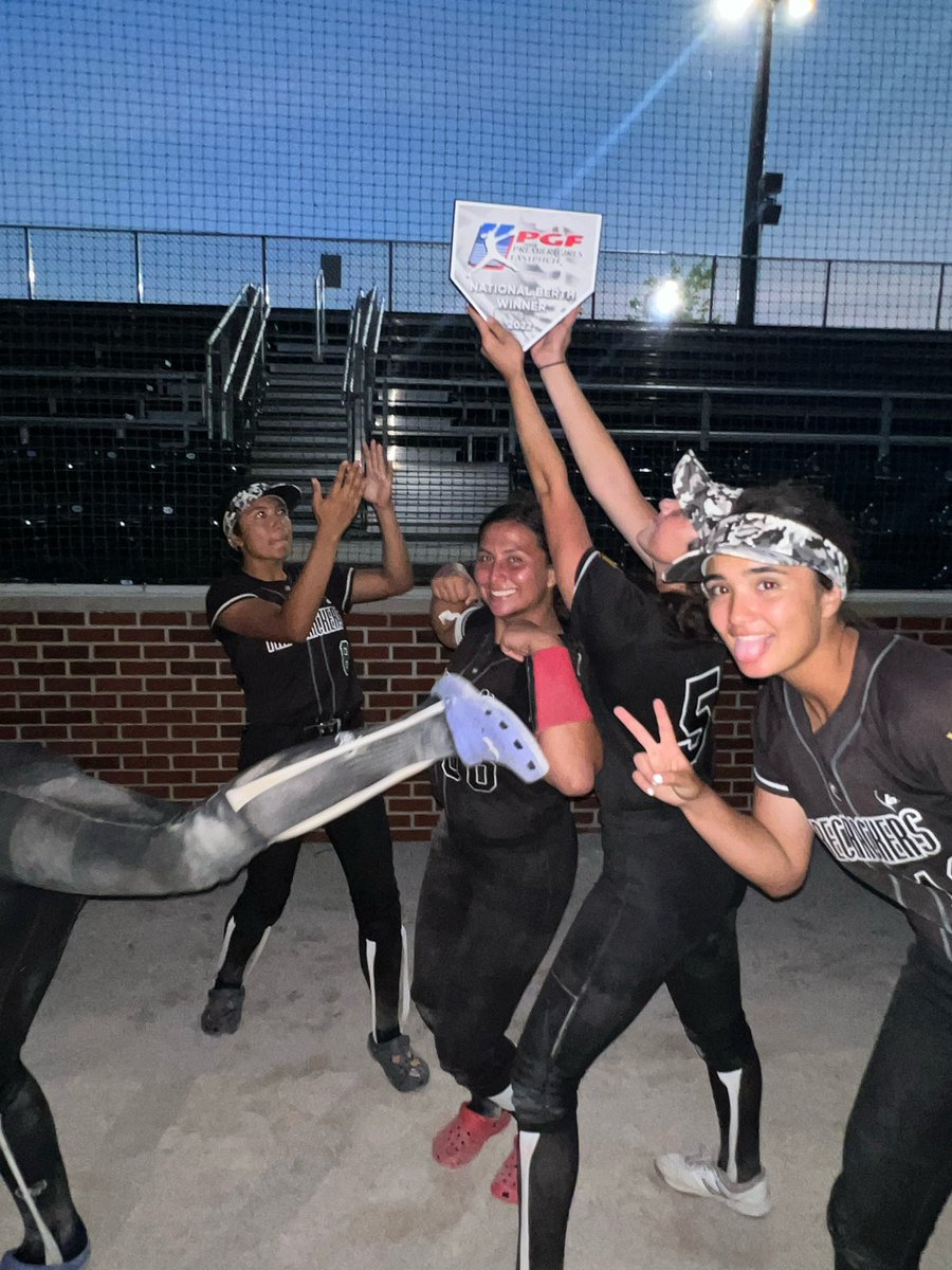 AydenStone4's tweet photo. Happy World Softball Day!!♥️🥎
@FirecrackersWa1 🧨💥
@PGFnetwork @lillyg_00 @CrystaDuenas @BrazillBrooke @_BrynnGentry @LexyKay14 @arissahgarza5 @paige_1551 @GraceDias20 @jackie_alday 
#LastRide https://t.co/66acrHCA2r