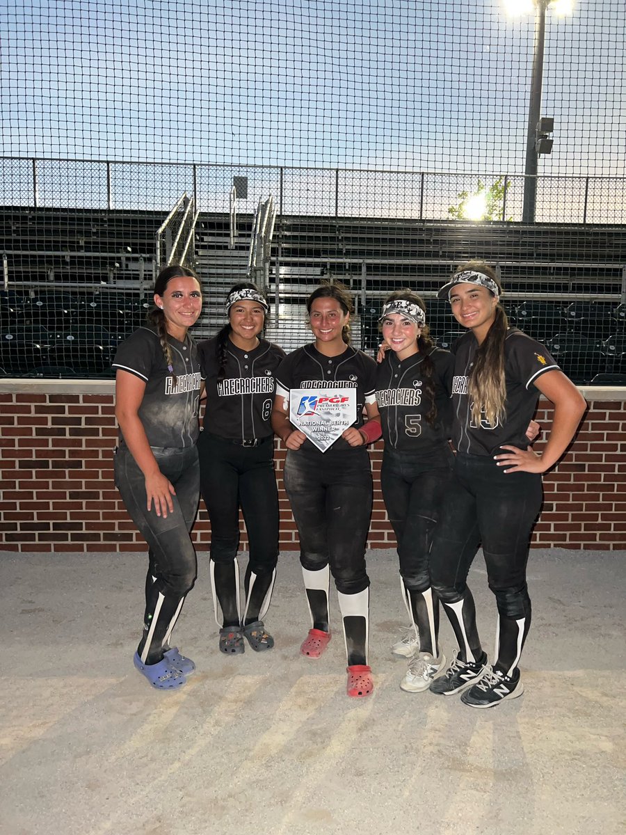 AydenStone4's tweet photo. Happy World Softball Day!!♥️🥎
@FirecrackersWa1 🧨💥
@PGFnetwork @lillyg_00 @CrystaDuenas @BrazillBrooke @_BrynnGentry @LexyKay14 @arissahgarza5 @paige_1551 @GraceDias20 @jackie_alday 
#LastRide https://t.co/66acrHCA2r