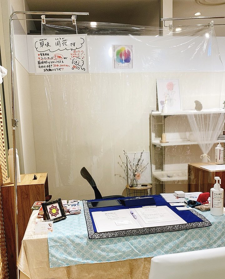 syuka33's tweet photo. 本日のホワイトボードにはトイプーを描いてみました。太っちょコロコロの子になっちゃった（笑）テーブルの上には #コーヒーカード を並べています✨
これからランチでほっとひと息タイム。
19時20分最終受付です😊
ゆっくり鑑定ご希望の方は19時頃までにお越し頂くのがおすすめ
☎️予約　03-3834-8439 https://t.co/phymVUv17S