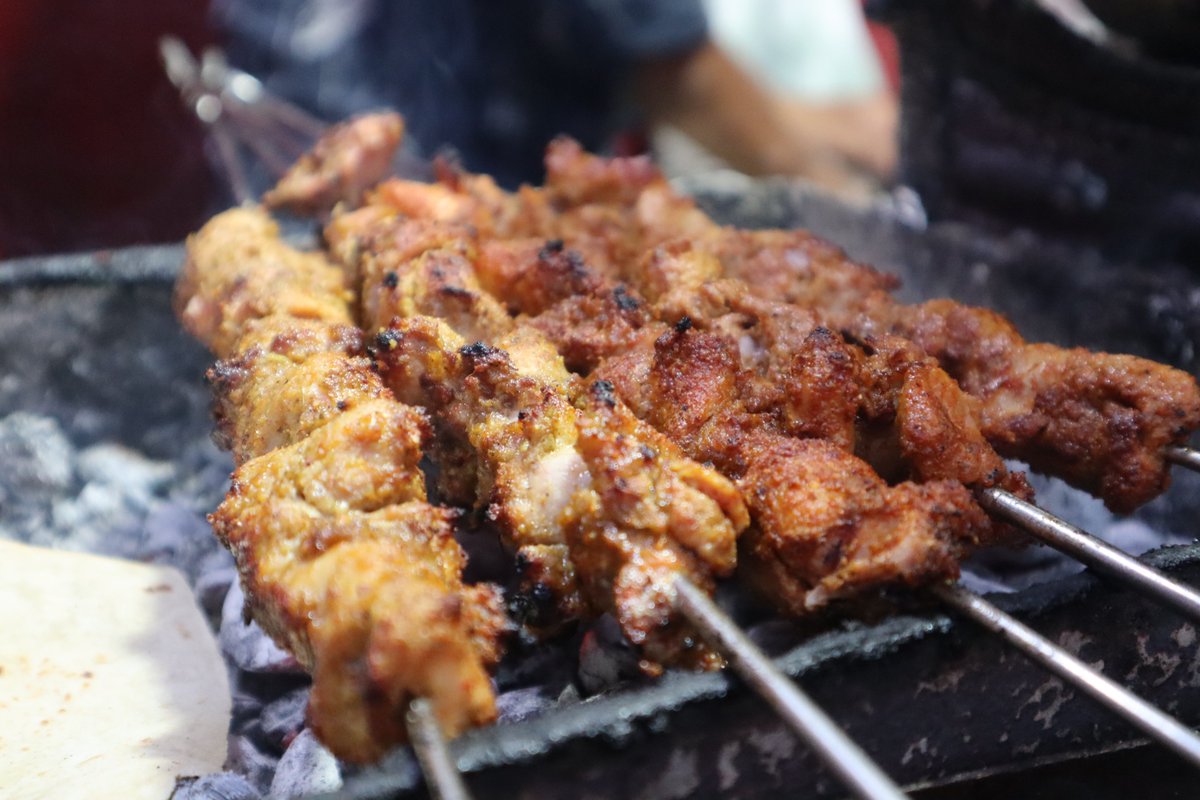 ZCookhouse's tweet image. Cant say no to this irresistible Eat Street Food of Bandra Mumbai, do check out the full video if you are a Indian street food lover youtu.be/YlkvnePdAYM
#bandrastreetfood #bandrafood #carterroad #mumbaifood #mumbaistreetfood #indianstreetfood #foodie #zainabcookhouse #food