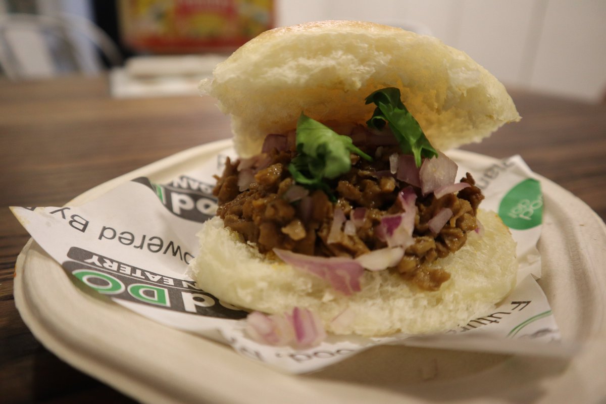 ZCookhouse's tweet image. Cant say no to this irresistible Eat Street Food of Bandra Mumbai, do check out the full video if you are a Indian street food lover youtu.be/YlkvnePdAYM
#bandrastreetfood #bandrafood #carterroad #mumbaifood #mumbaistreetfood #indianstreetfood #foodie #zainabcookhouse #food