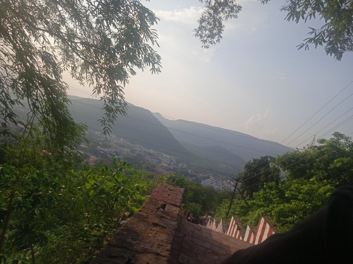 __pus_'s tweet photo. Simanchalam hill temple ❣️:vishakhapatnam in south India https://t.co/cKCTJPwai2