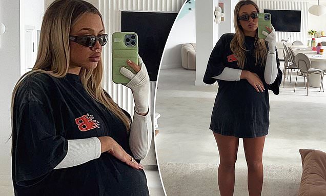 tanndde's tweet photo. Tammy Hembrow says she is 'on the verge of a mental breakdown' because she is STILL pregnant https://t.co/YMZwgQcvYE https://t.co/d6wJcJ6ZvV