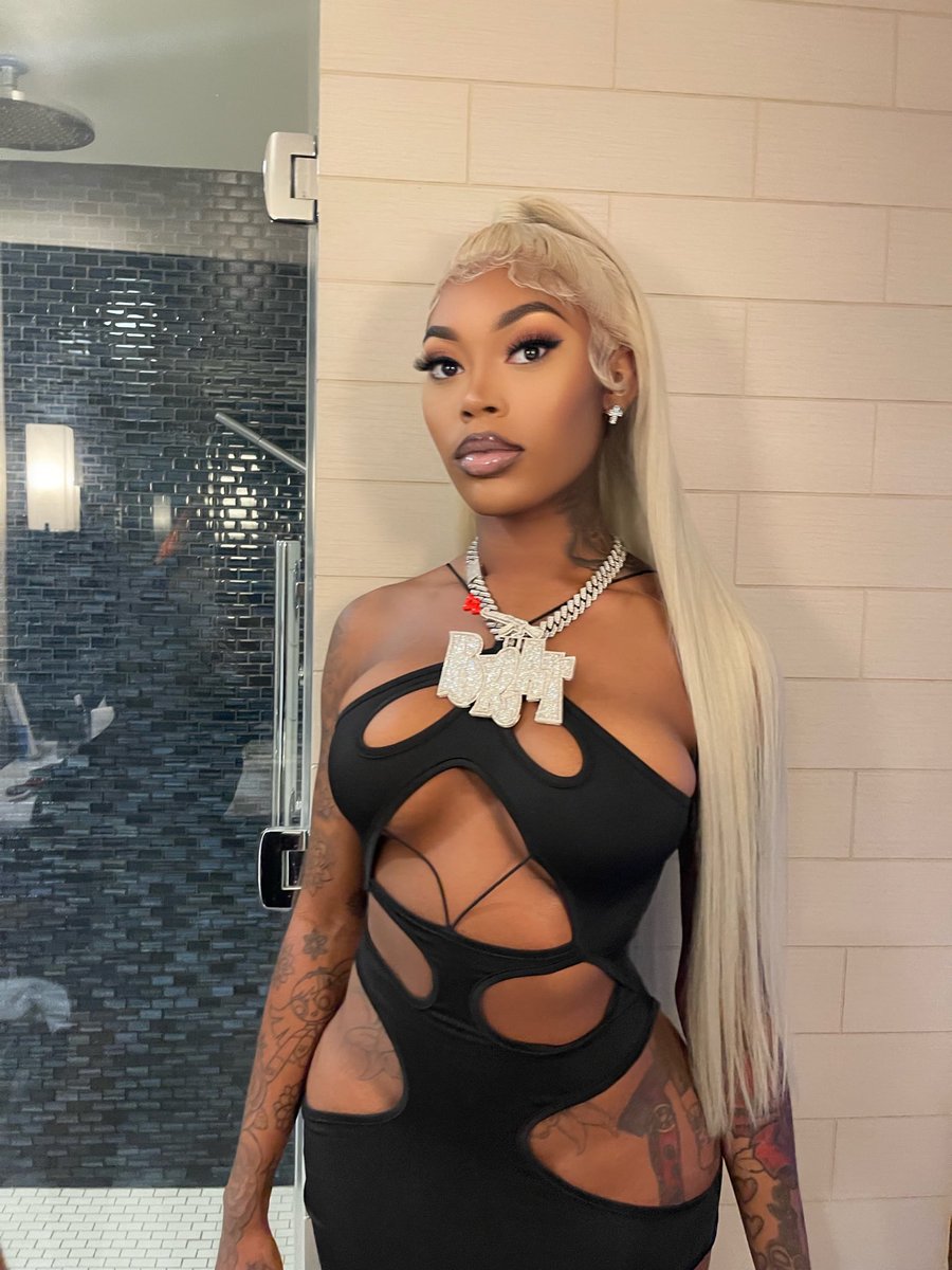 AsianDaBrattt's tweet photo. A Lady 🖤 https://t.co/TSJPIiOw2V