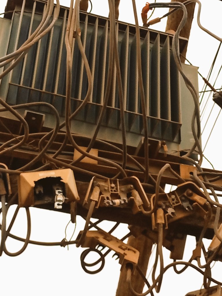 mikesonking8's tweet photo. @KenyaPower_Care This is the situation on the ground and the reason for the power outage on one phase. This isn't an issue that should take 3days before sorting out. Someone is sleeping on their duty.. https://t.co/t1Q5r51kYm