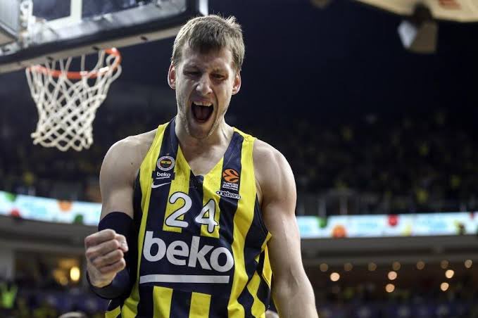 Fenerbahçe’ye tebrikler 🏆🏆 ING Basketbol Ligi Final serisi 4. maçında son iki yılın Avrupa Şampiyonu Anadolu Efes'e konuk olan Fenerbahçe Beko, rakibini 92-80 mağlup ederek seriyi 3-1 kazandı ve dört yıl aradan sonra şampiyonluğunu ilan etti.👊👊