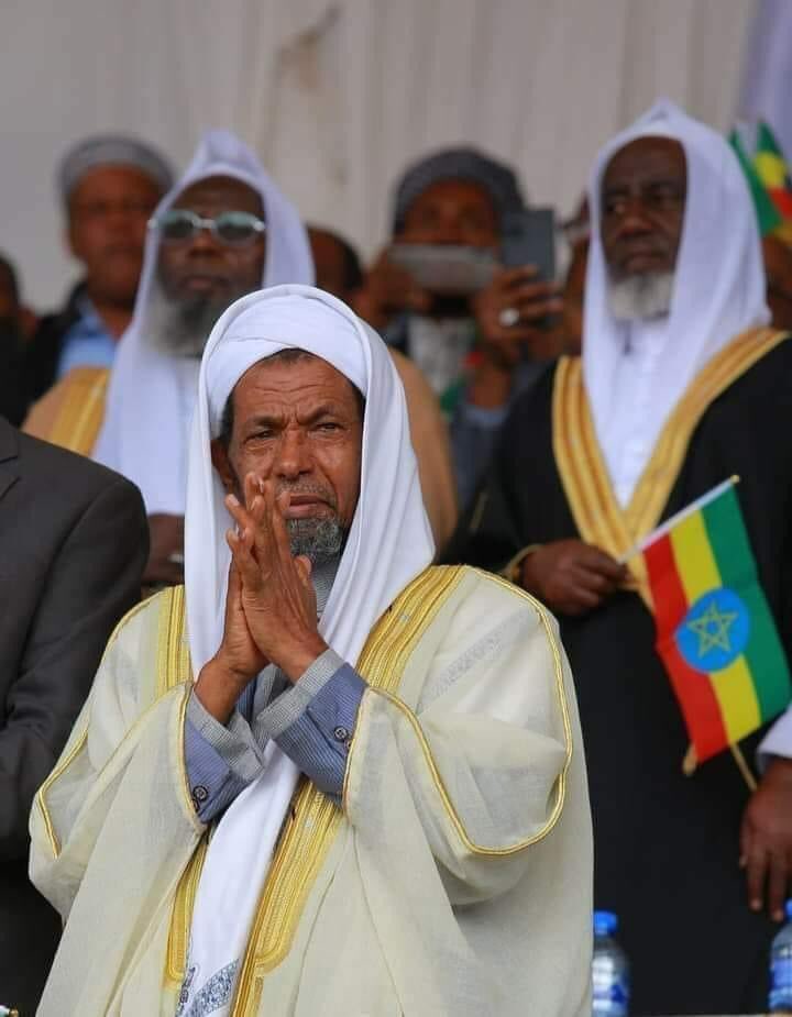 አላህ ረጅም እድሜና ጤና ይስጣቸው አባታችን  🤲🏽🇪🇹❤️

የተፍሲሩ አባት 
ሸህ ሰኢድ አህመድ ሙስጠፋ
የደስታ እንባ