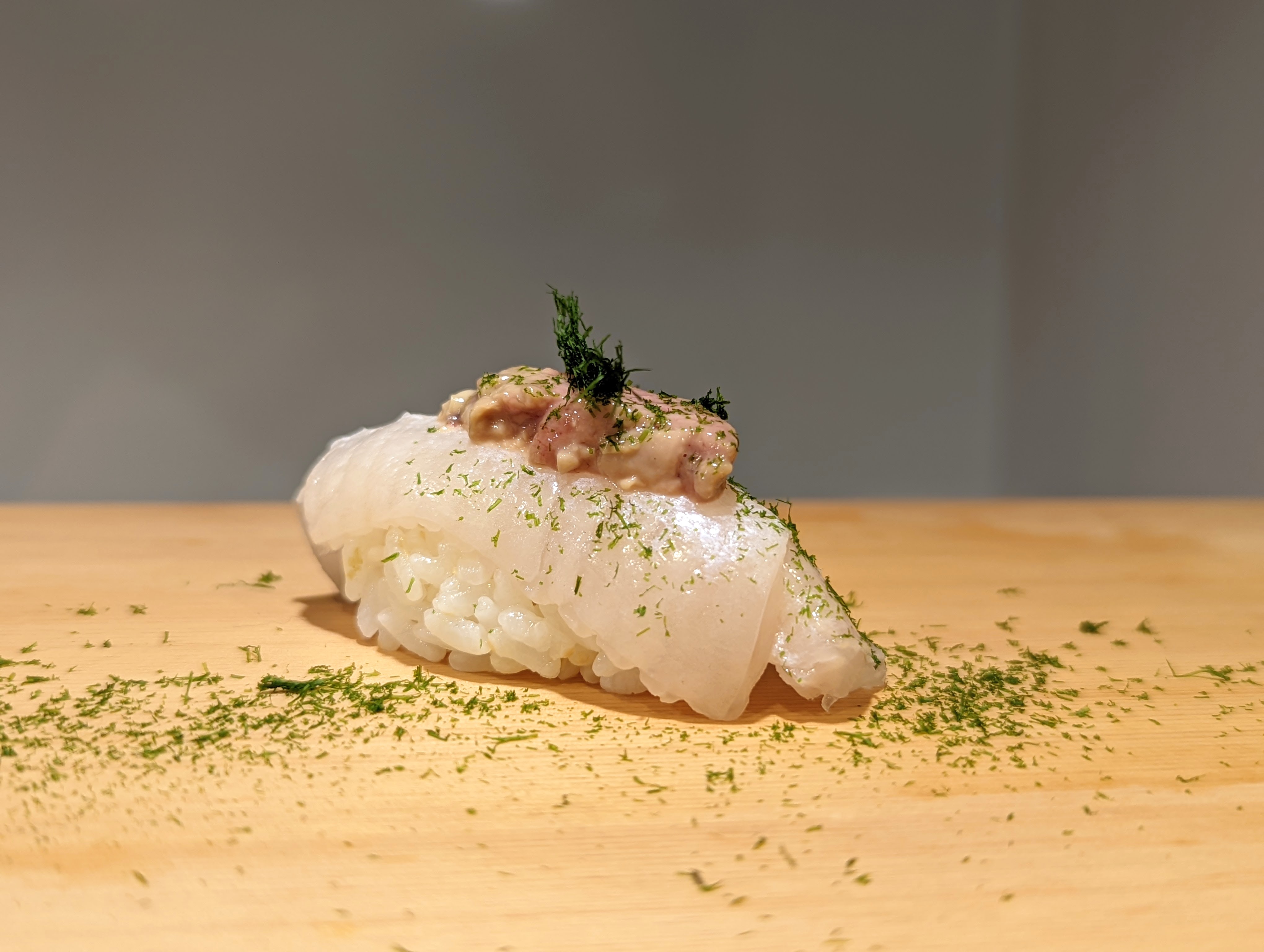 すし作家 岡田大介 酢飯屋 すめしや おすしやさんにいらっしゃい 生きものが食べものになるまで ヒラメ のエンガワ肝のせ握り寿司 すじあおのりを添えて 醤油のすごさよ そして 青のり増し増しがこちら 味や脂が濃厚なお寿司の場合 これ