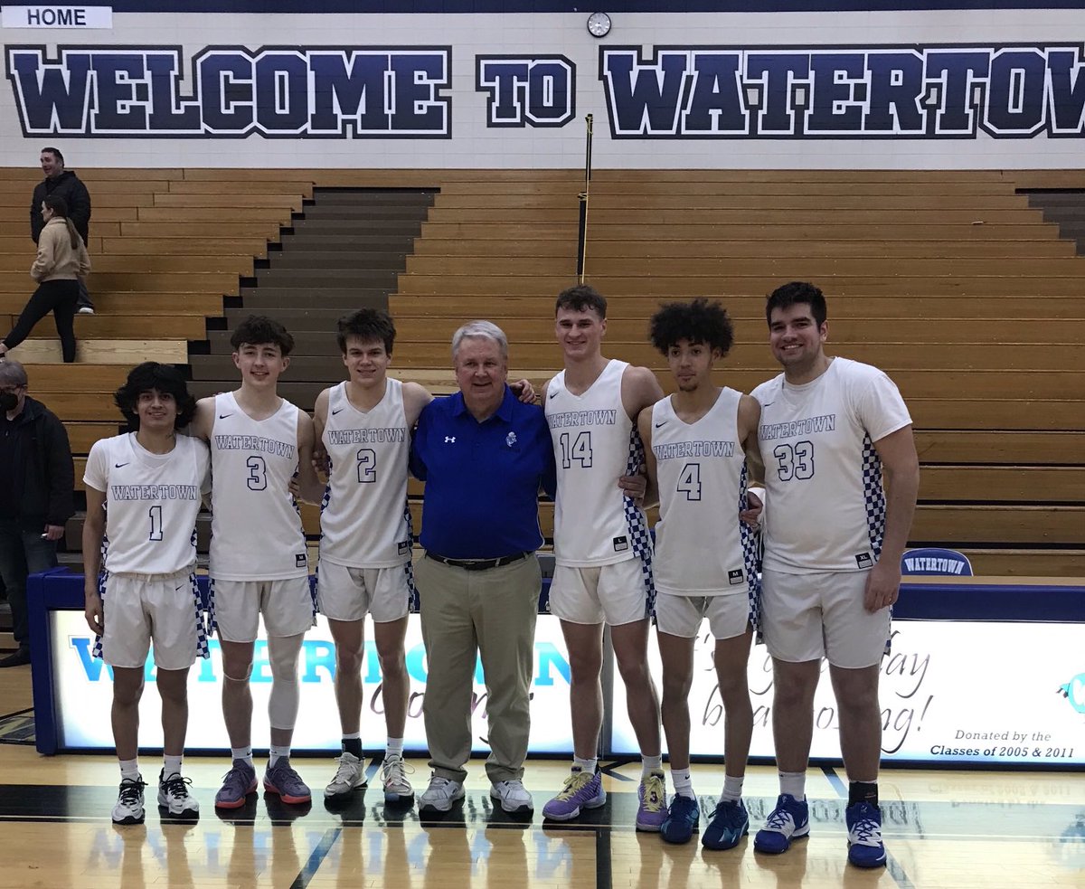 CoachOLeary1's tweet photo. It was my good fortune to have these six CO 2022 players as teammates!  Was honored to be their coach and the benefit of our relationship is all mine. Thanks and best wishes to Daniel, Trent, Ollie, Nathan, Anthony, and John!  #GoGoslings https://t.co/dFydHoS8MX