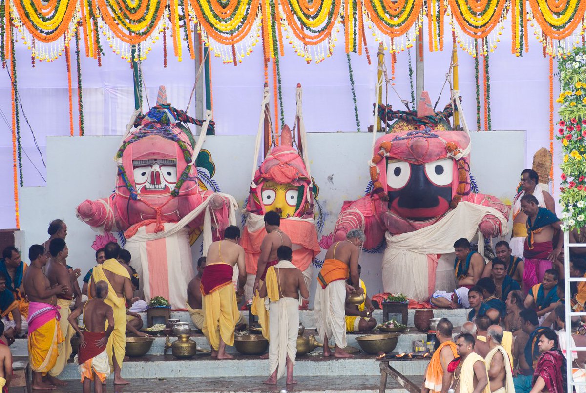 otvnews's tweet photo. #InPics | Abakasa niti of Lord Jagannath and His siblings underway in #Puri 

#SnanaPurnima2022 #Odisha 
(Credit: Rakesh Roul) https://t.co/a1naMUIfct