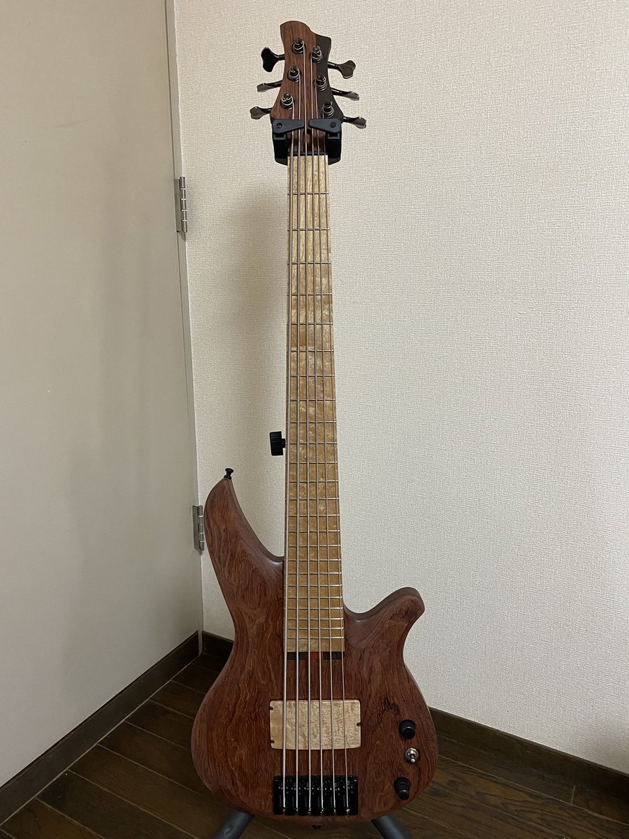 1610SS1610's tweet photo. YAMAHA RBX_JM2もどき完成しました。
ブビンガボディ、ウェンジパドゥーク3Pネック、メイプル指板
重量は5.5Kgでした。
ヘッドはibanezのBTBシェイプです。 https://t.co/w7XZ7s7y94