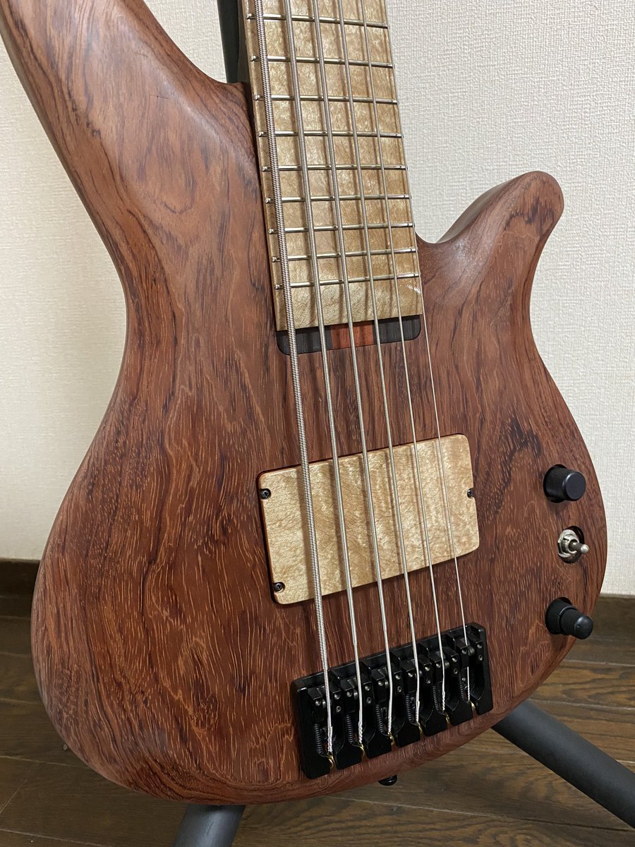 1610SS1610's tweet photo. YAMAHA RBX_JM2もどき完成しました。
ブビンガボディ、ウェンジパドゥーク3Pネック、メイプル指板
重量は5.5Kgでした。
ヘッドはibanezのBTBシェイプです。 https://t.co/w7XZ7s7y94