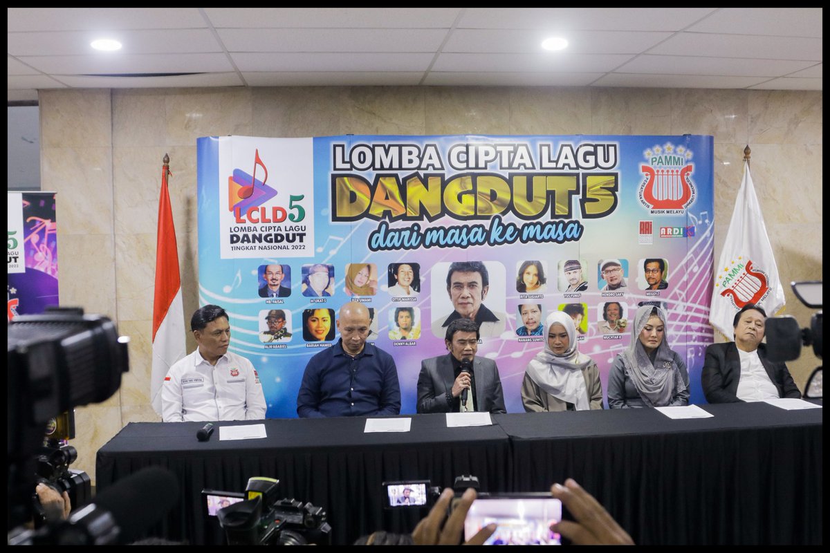 rhoma_official's tweet photo. Assalamualaikum Warahmatullahi Wabarakatuh.
Semalam dalam acara pembukaan Lomba Cipta Lagu Dangdut (LCLD) tingkat Nasional ke-5.
Bagi teman-teman yang ingin mendaftar, silahkan Klik Tautan Di bawah
https://t.co/PTnWyMB3hw
#RhomaIrama #PAMMI #LCLD5 #DangdutDariMasaKeMasa https://t.co/HmlLQSjvCi