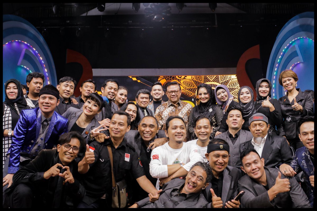 rhoma_official's tweet photo. Assalamualaikum Warahmatullahi Wabarakatuh.
Semalam dalam acara pembukaan Lomba Cipta Lagu Dangdut (LCLD) tingkat Nasional ke-5.
Bagi teman-teman yang ingin mendaftar, silahkan Klik Tautan Di bawah
https://t.co/PTnWyMB3hw
#RhomaIrama #PAMMI #LCLD5 #DangdutDariMasaKeMasa https://t.co/HmlLQSjvCi