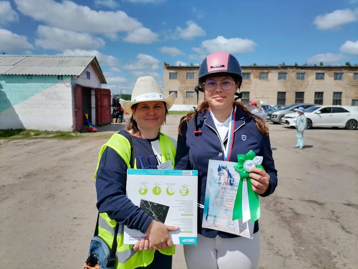 Наши ребята  ДЮСШ Волжского района приняли участие в областных соревнованиях по конному спорту  в с. Челно- вершины и участие в показательных выступлениях на празднике Акатуй. 
Турнир принес ребятам  в выездке 1 м, 2 вторых места, 3 м, в конкуре  в высотах 60 см -3м, 90см -3м.