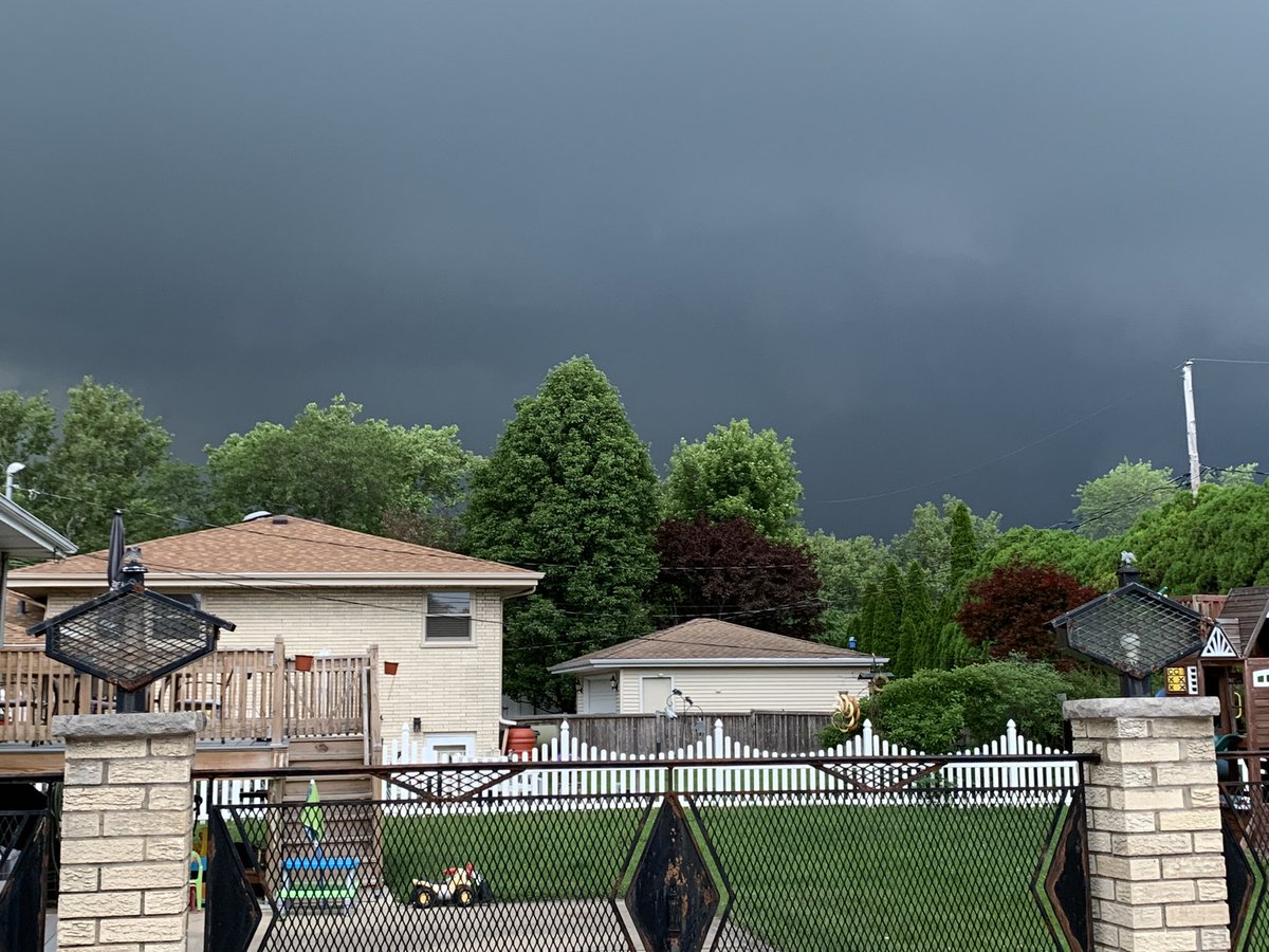 MJchisox's tweet image. In the basement, but like a true Midwesterner, had to get a pic first. #TORNADOWARNING #basement #stillhavepower