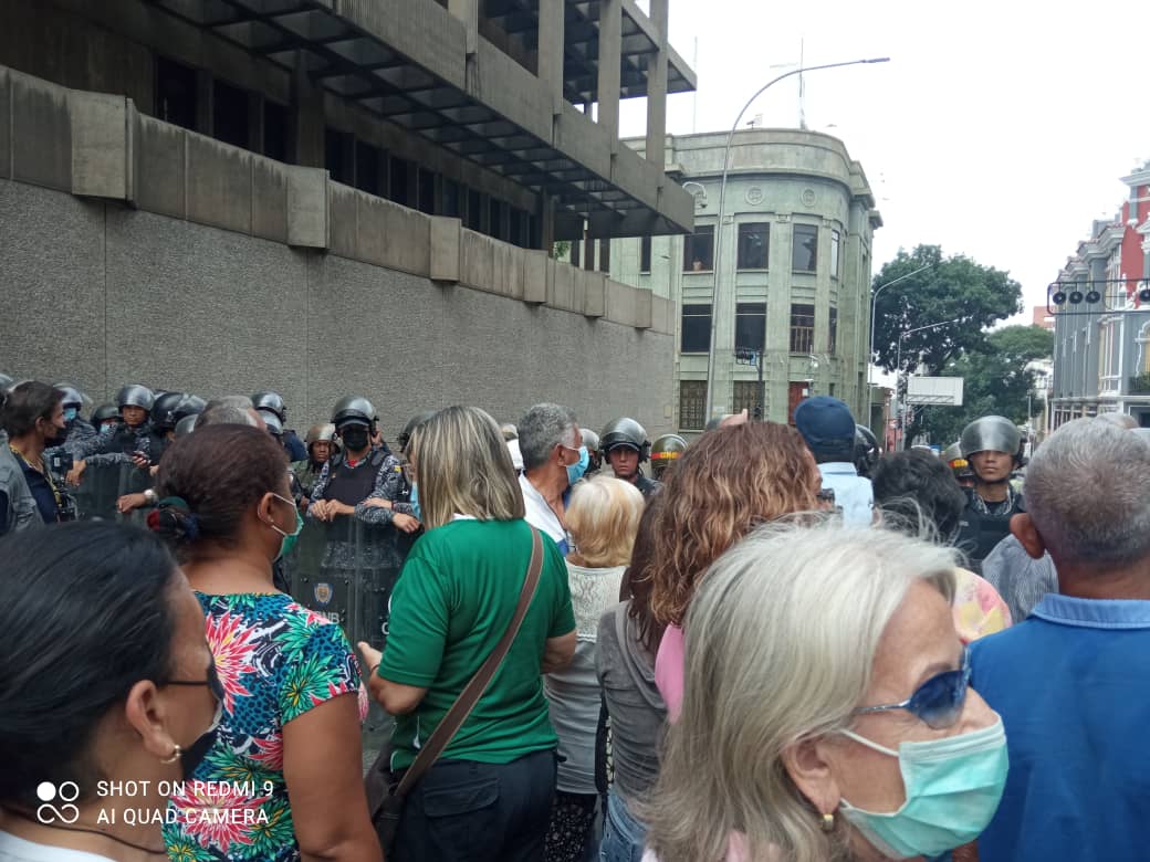 presiju's tweet photo. #MaduroPagaYa
Es una burla el silencio del gobierno, basta de que nos eliminen nuestros derechos. Trabajadores de la salud exigimos pago inmediato de nuestras cláusulas y beneficios. https://t.co/ZwEq6vKw67