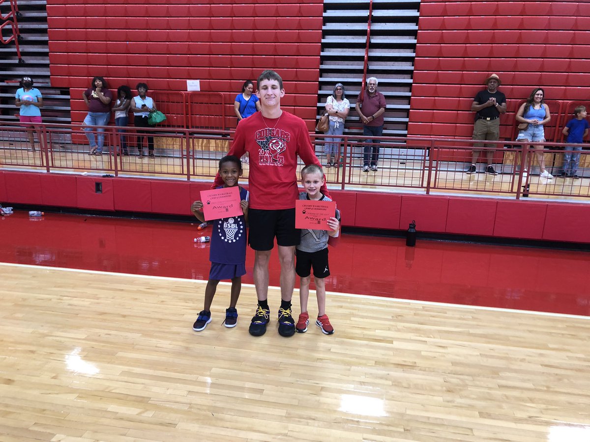 edwinegans20's tweet photo. @CrosbyHoops Basketball Camp of Champions DAY 1: @AustinJones34_ @SeanElkinton and Jaydon Samuel posing with today’s Free-Throw Contest Winners and Campers of the Day @CrosbyHSCougars @CrosbyMiddleSch @CrosbyISD @CrosbyHigh https://t.co/dXKC4v76el