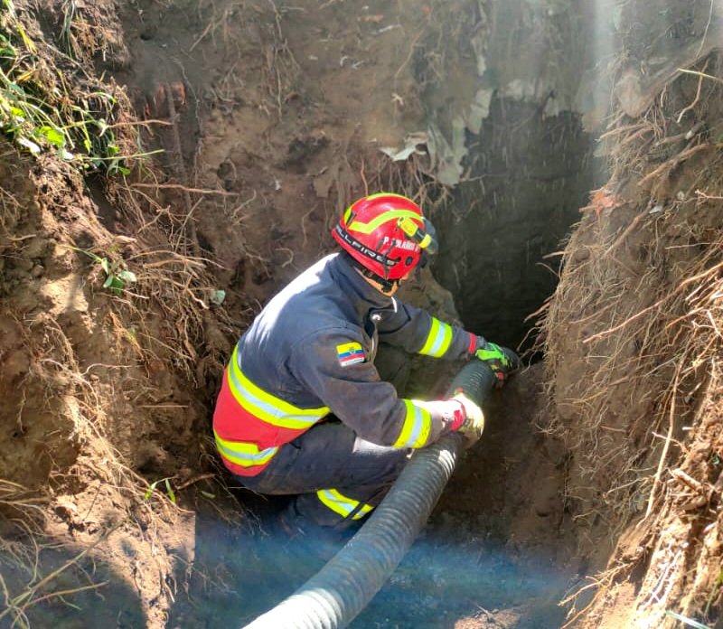 BomberosQuito's tweet photo. 🐄 La vaca Lory*, cayó en un pozo de 6 metros de profundidad en el sector de La Merced.

👨‍🚒 Hasta el lugar llegó nuestro equipo para socorrer al vacuno que, por la posición en que quedó en el pozo, complicó las labores de rescate.

[1/2]⬇ https://t.co/bithKip3I1