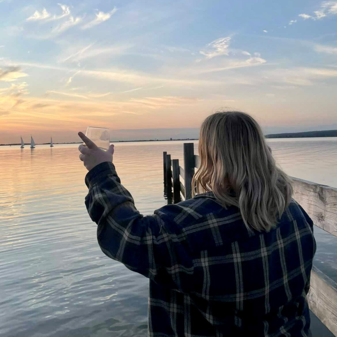 If you were looking for a sign to runaway, start a new life and catch the sunset by the water, this is it. #selfcare

📸: @rrobinson96