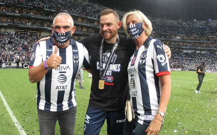 SomosRayados's tweet photo. Yo prefiero recordar lo bueno y ya. De nada sirve pensar en lo que pudo ser, los hechos ahí están y los logros quedarán. En el 2019 no hubiéramos sido campeones sin él. Campeón de goleo en Copa y parte fundamental de la Concacaf como suplente. En caso de que te vayas, gracias 🐂 https://t.co/nnSSo0nawv